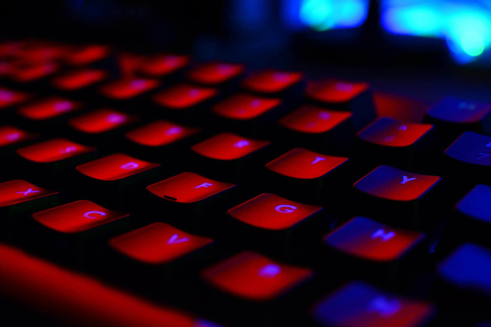 Profesional estudiando materiales de ciberseguridad para la certificación CompTIA Security+