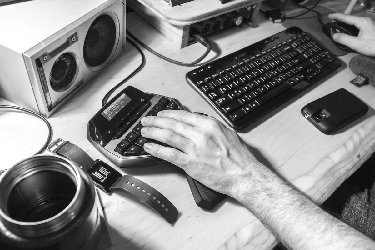 Professionista alla postazione di lavoro che analizza dati di cybersecurity, rappresentando l'apprendimento tramite bootcamp