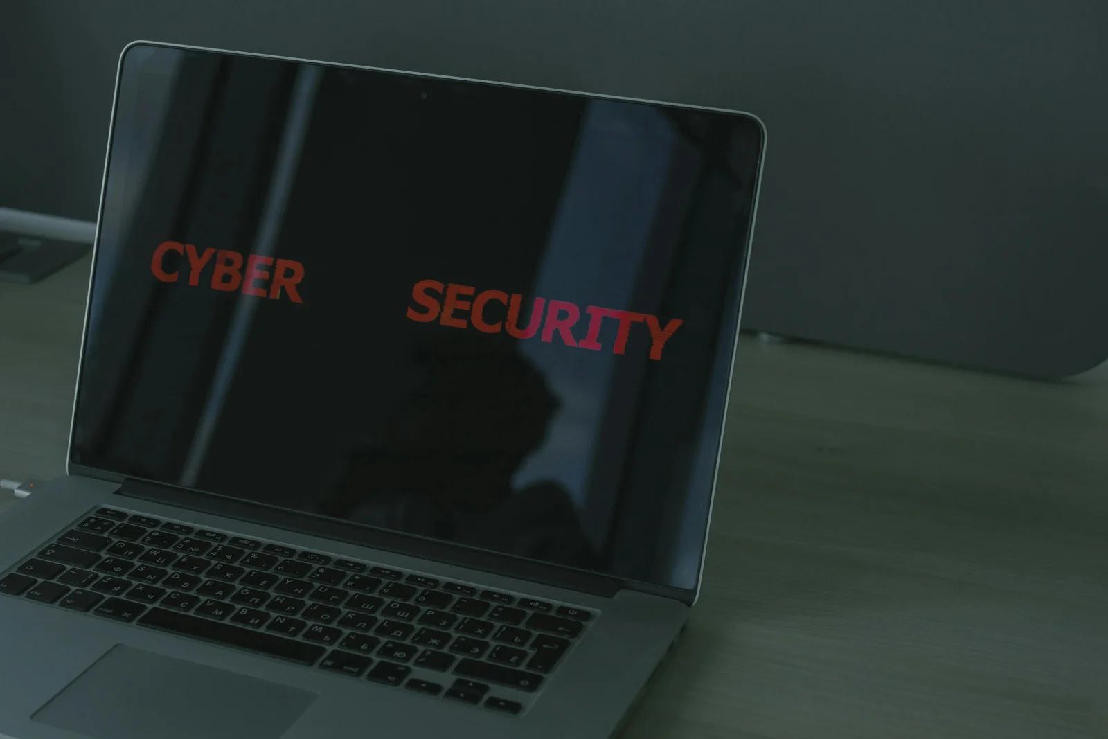 Laptop mostrando texto de Cyber Security representando el camino profesional en ciberseguridad