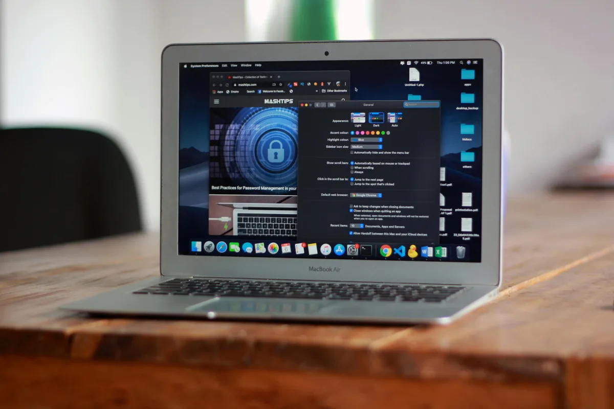 MacBook mostrando artículo de mejores prácticas de seguridad en espacio de trabajo profesional