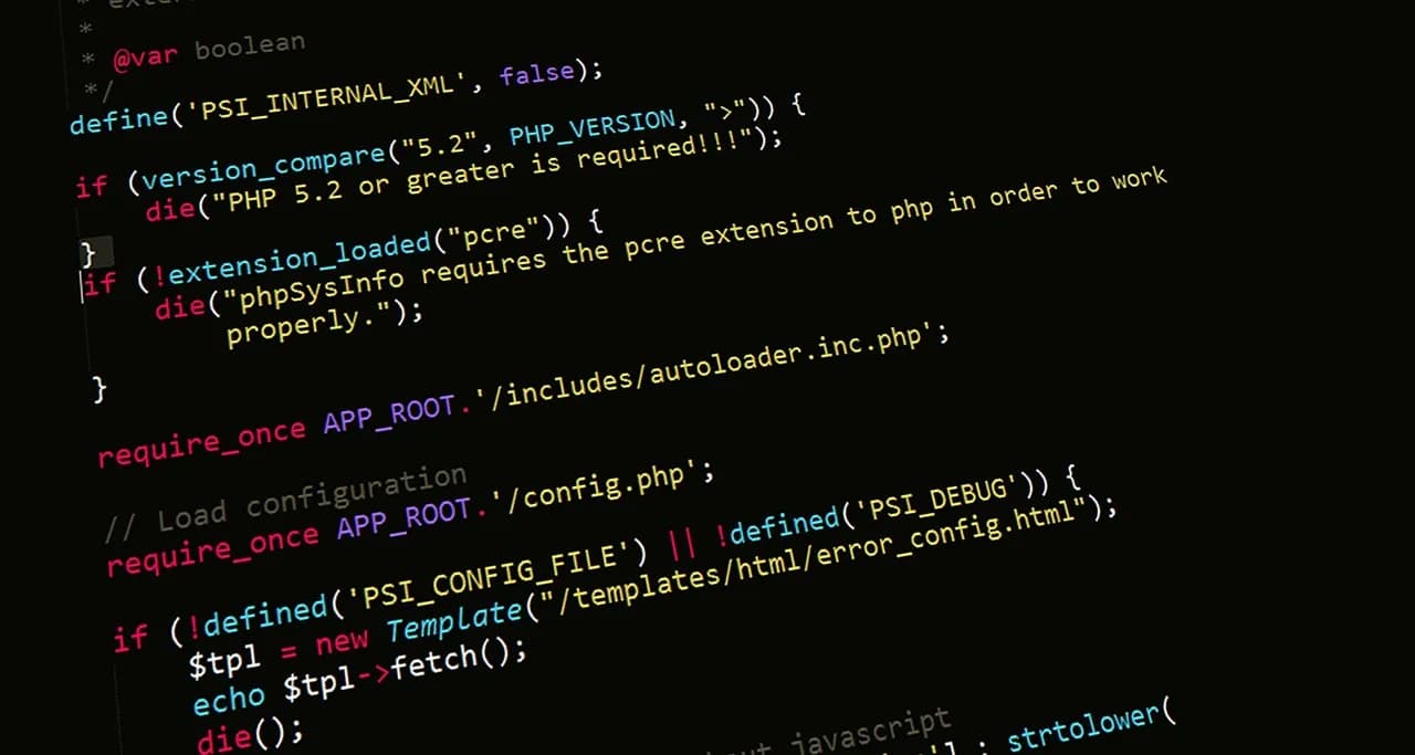 Un escritorio con un portátil ejecutando múltiples máquinas virtuales junto a un switch de red pequeño y una Raspberry Pi para un laboratorio de ciberseguridad doméstico