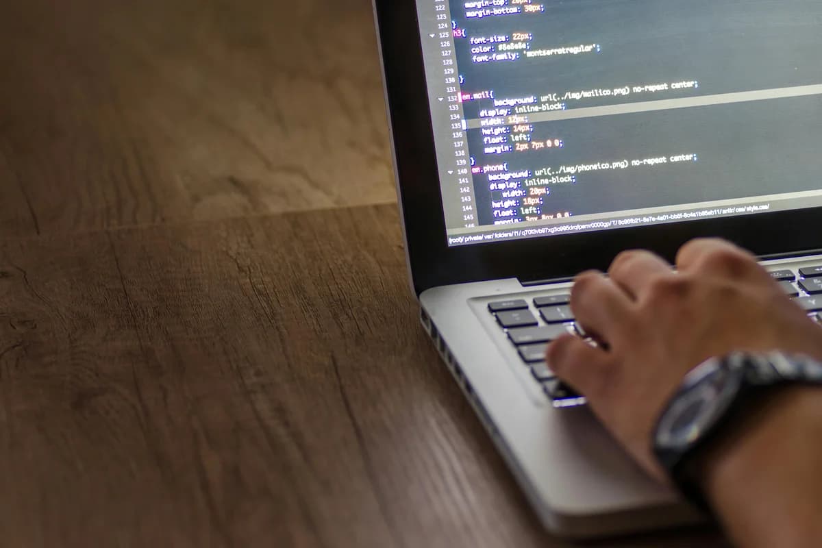 Profesional de ciberseguridad revisando datos de compensacion en multiples monitores en un entorno de oficina moderno