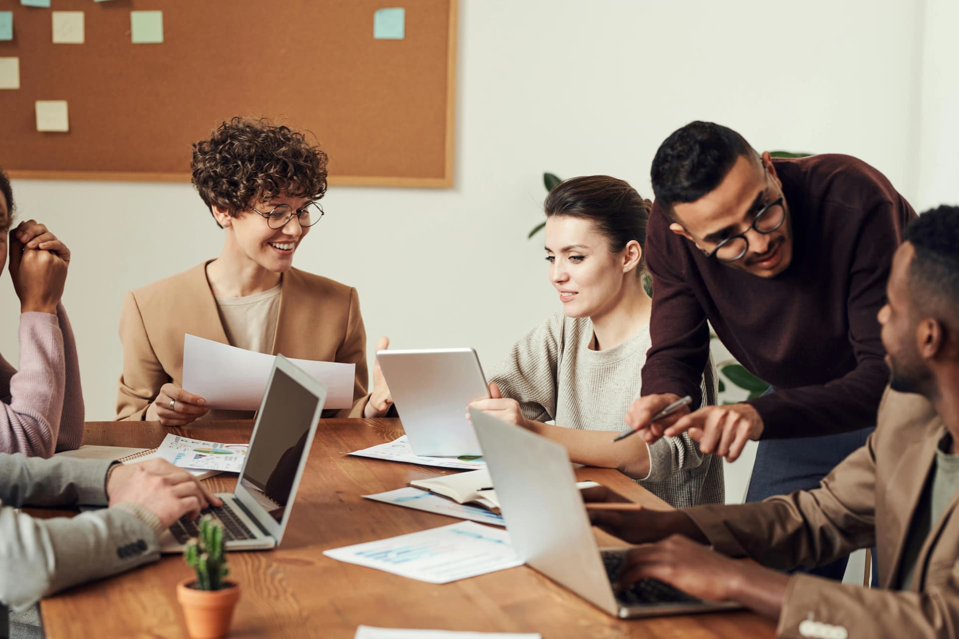 Confronto a schermo diviso dei badge di certificazione CompTIA Security+ e CySA+ con i dettagli dell'esame evidenziati