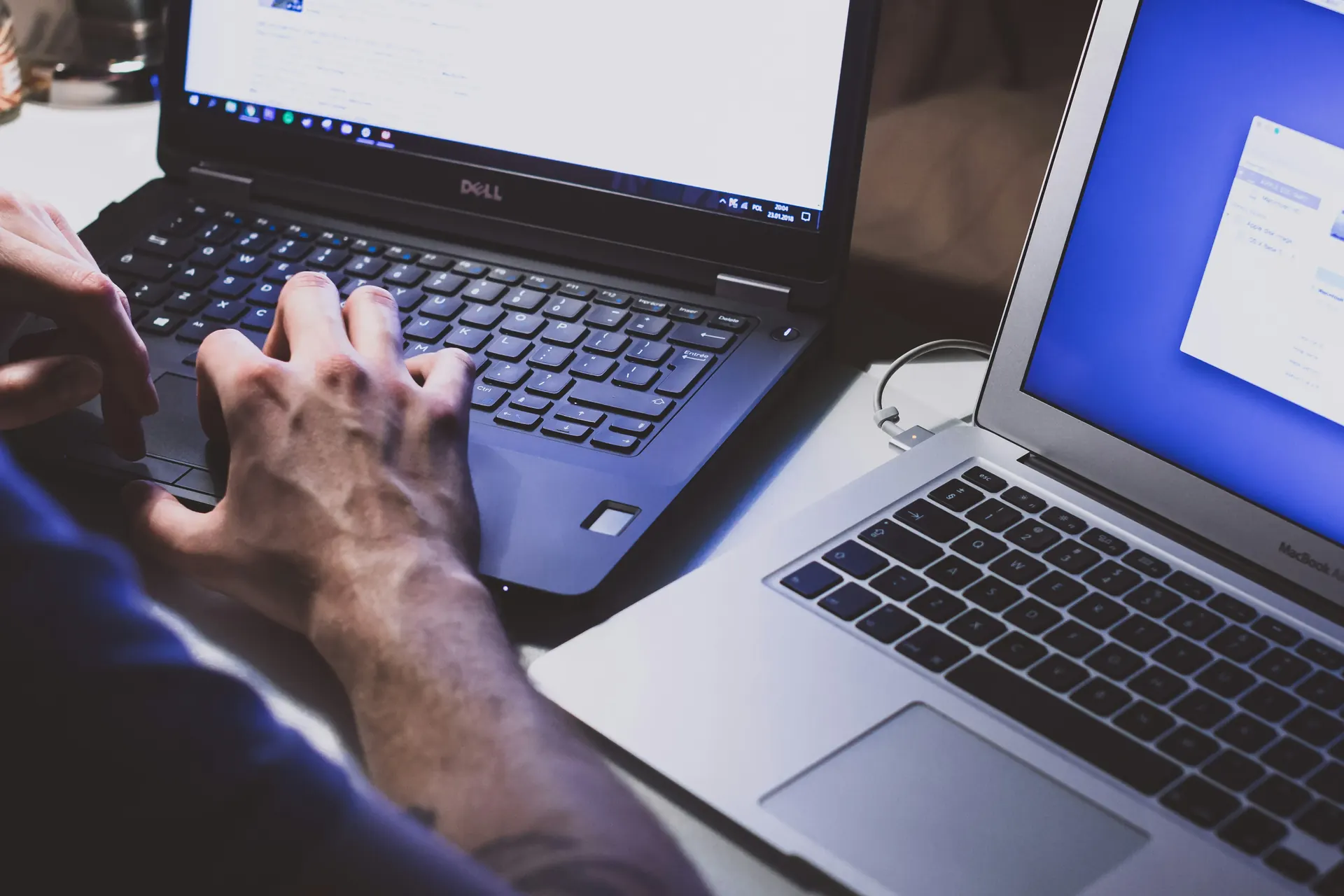 Professioneller Schreibtisch mit mehreren Cybersicherheits-Zertifizierungsabzeichen auf einem Laptop-Bildschirm neben Lernmaterialien