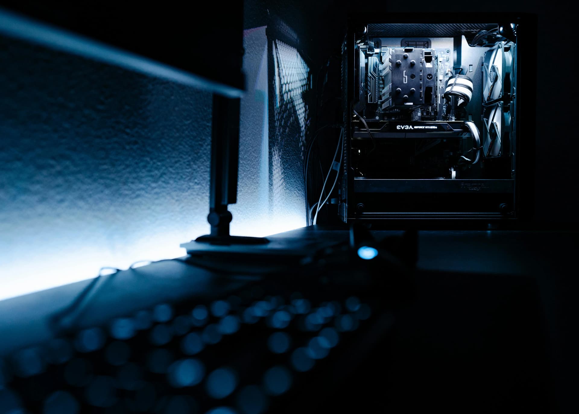 Geteilte Ansicht eines SOC Analysts bei der Alert-Überwachung und eines Security Engineers beim Programmieren