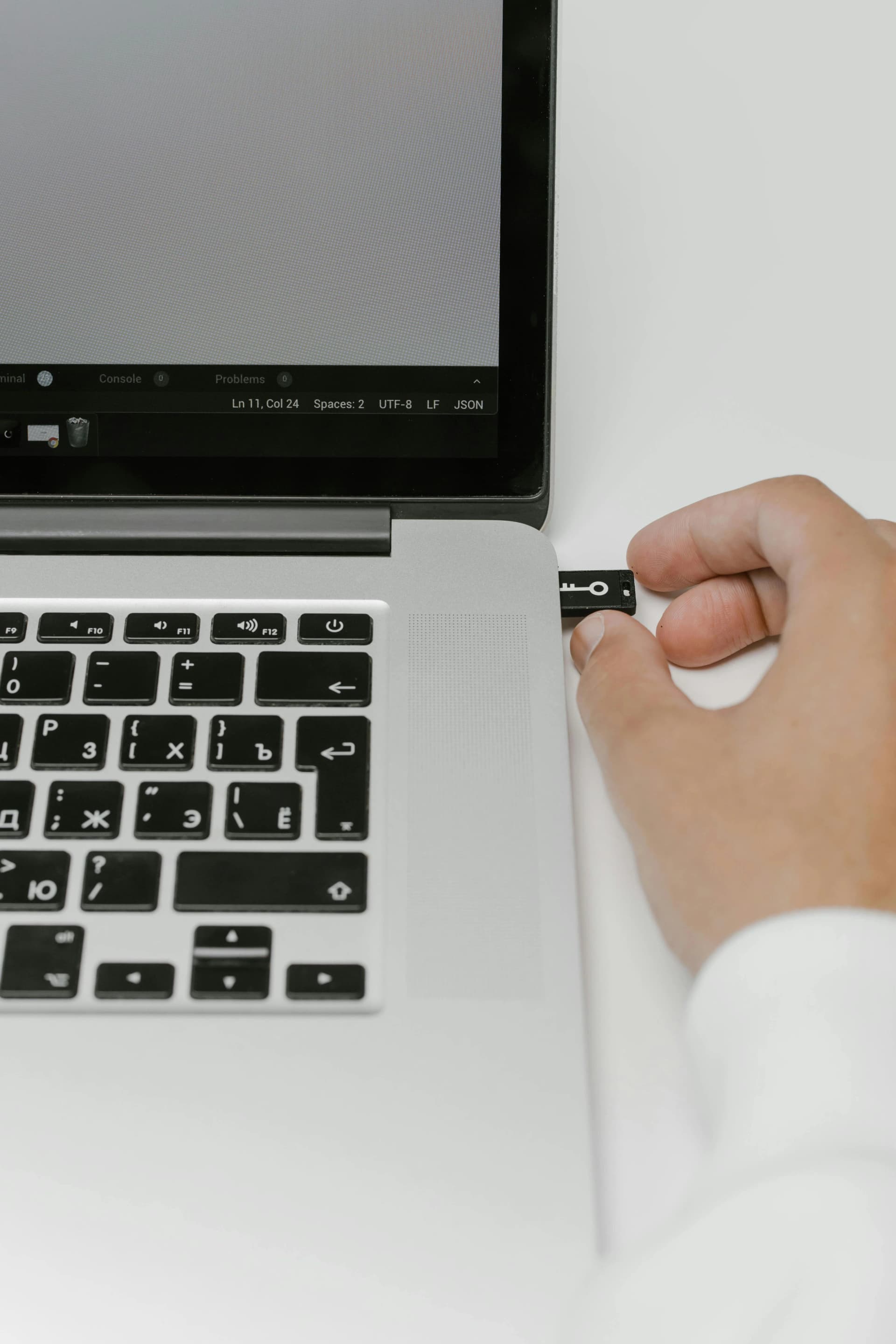 Security engineer che scrive codice Python per l'automazione